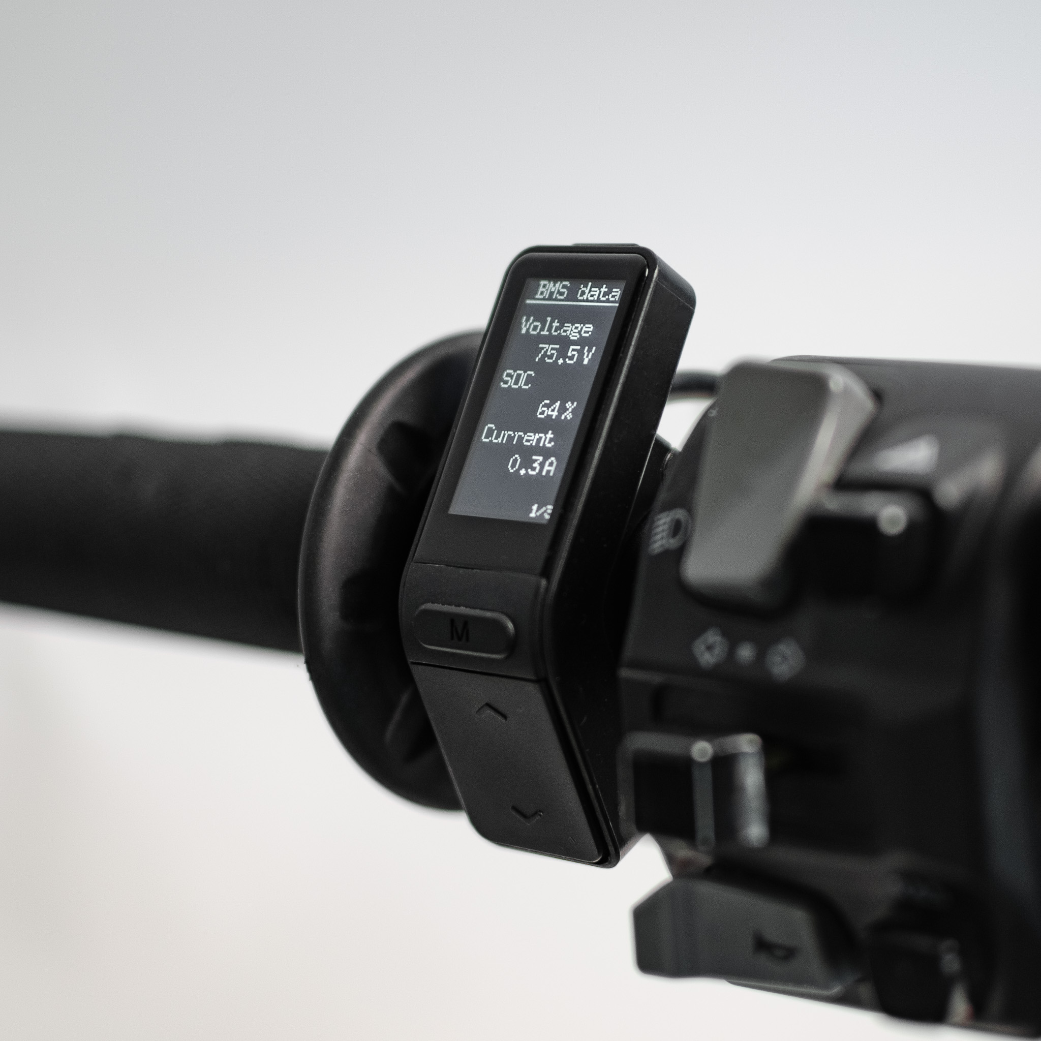 Torp Display šoninis vaizdas su tvirtinimo detalėmis