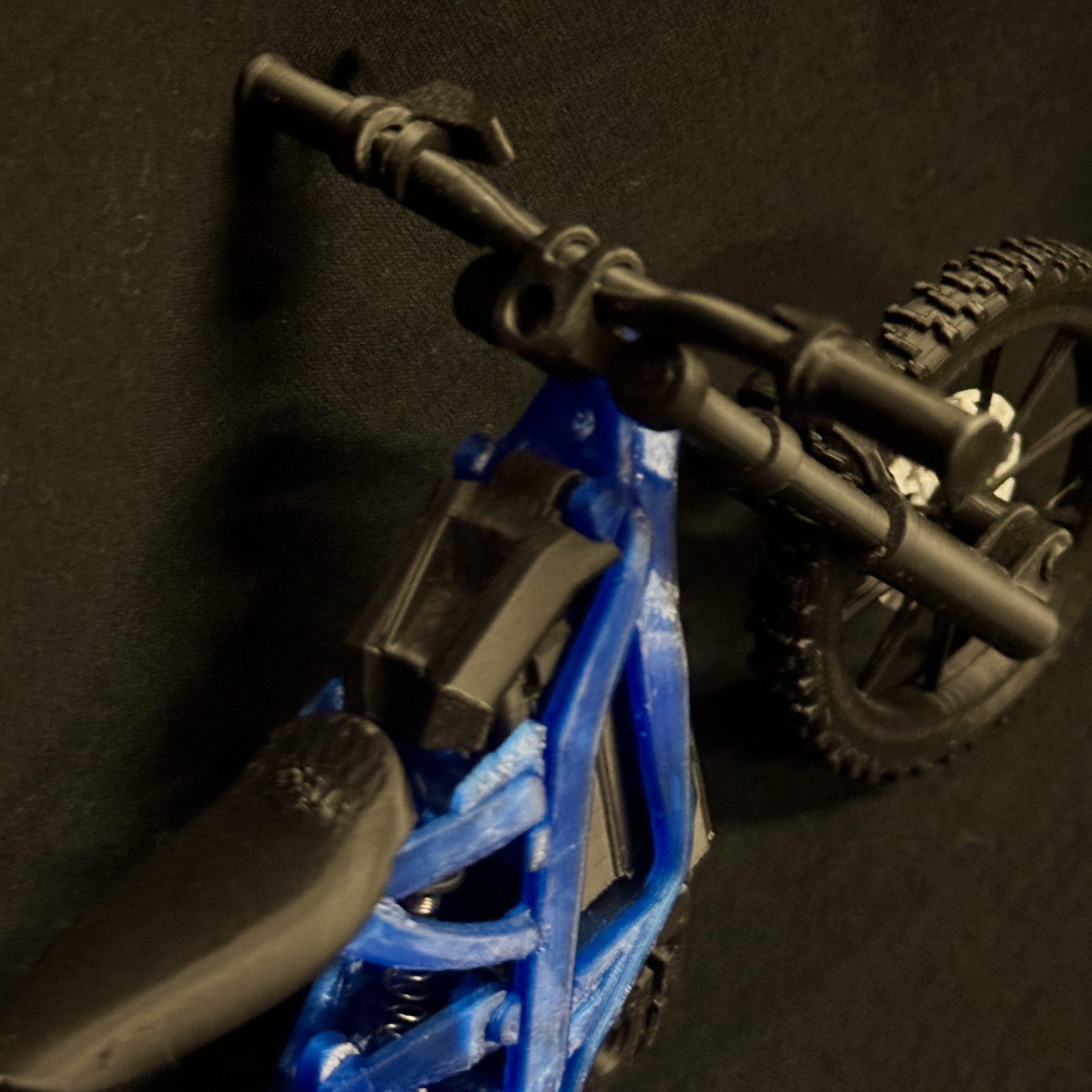 SurRon Mini 3D mėlynas – pasukamo vairo detalė