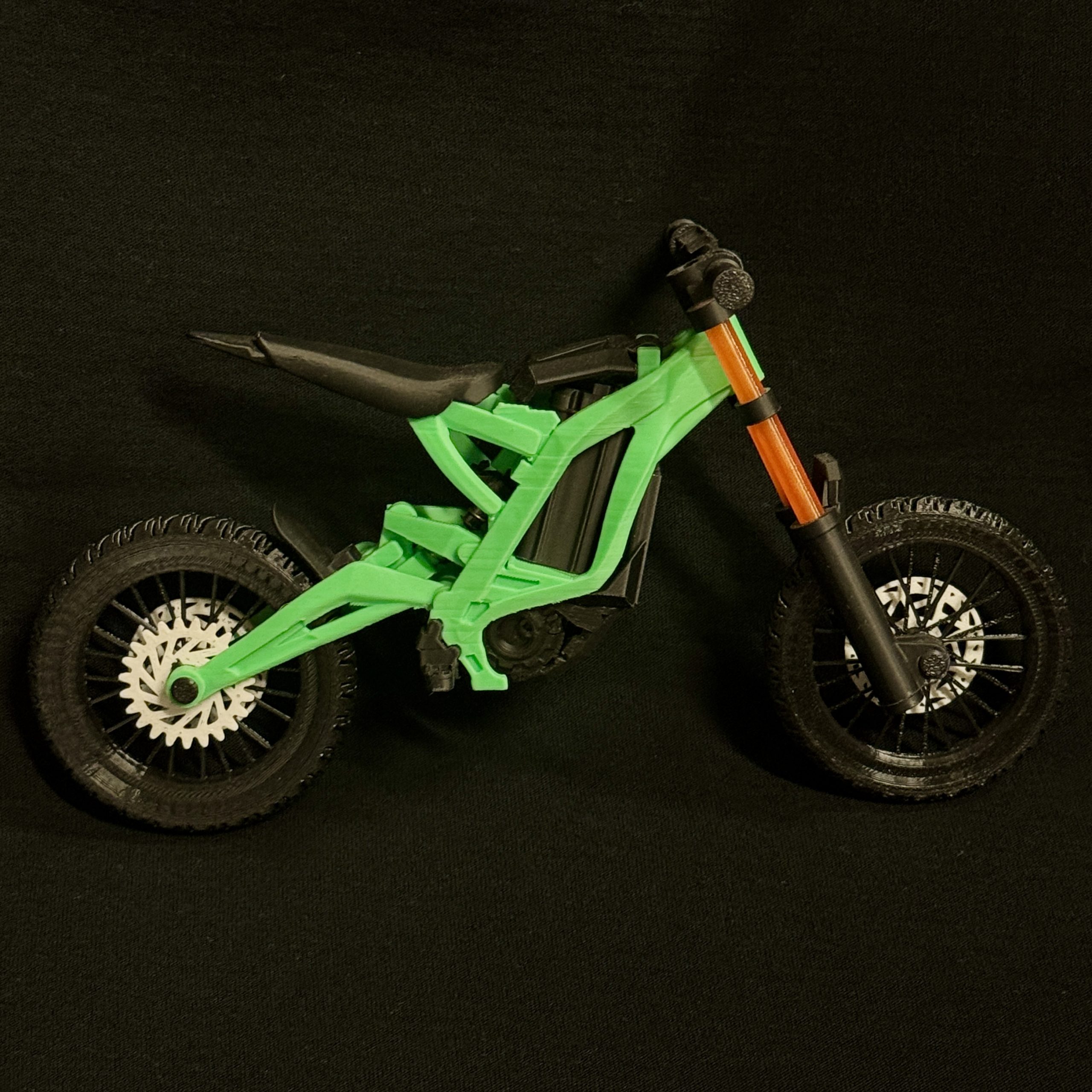 SurRon Mini 3D žalias motociklo modelis iš šono