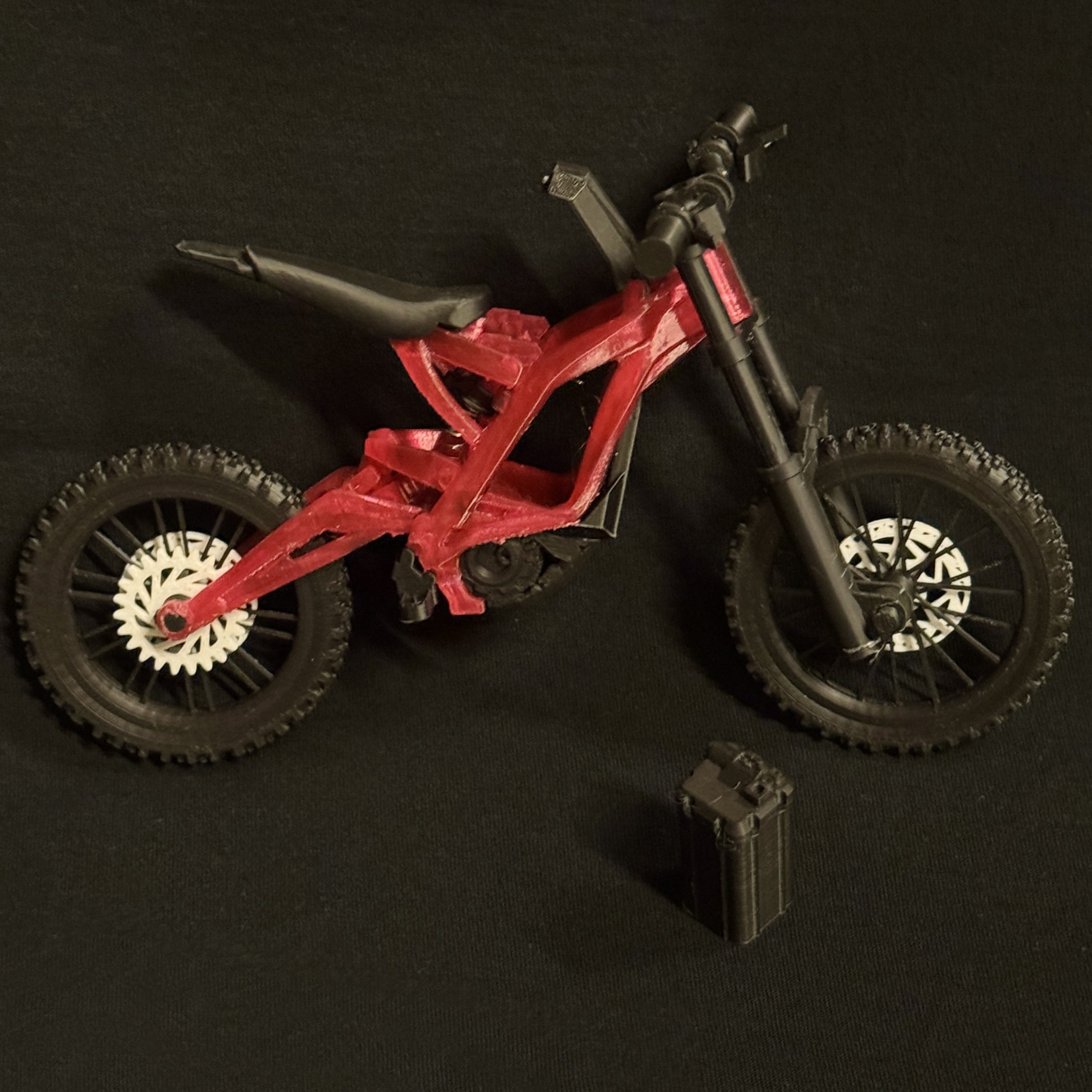 SurRon Mini 3D raudonas motociklo modelis iš šono