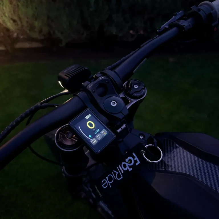 Écran FabiRide Dash Pro monté au guidon d’un vélo électrique, affichant la vitesse en direct