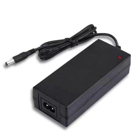 Chargeur 12,6V 4,5A avec indication LED pour batteries de vélos et trottinettes électriques