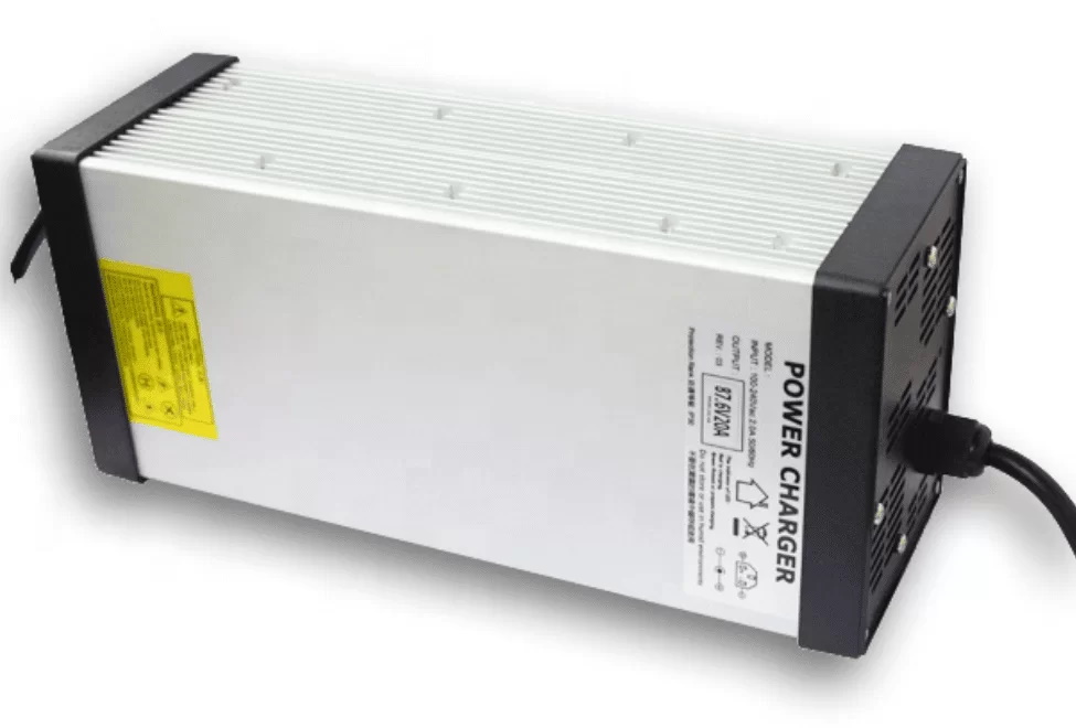 Chargeur 72V 12A pour batterie de trottinette électrique avec indicateur LED