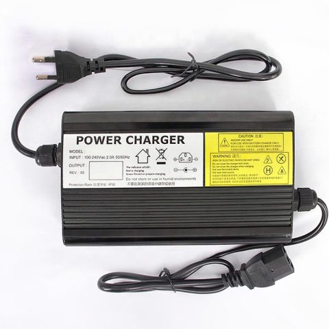 Chargeur 48V 5A Li-ion 13s pour vélo électrique et trottinette électrique