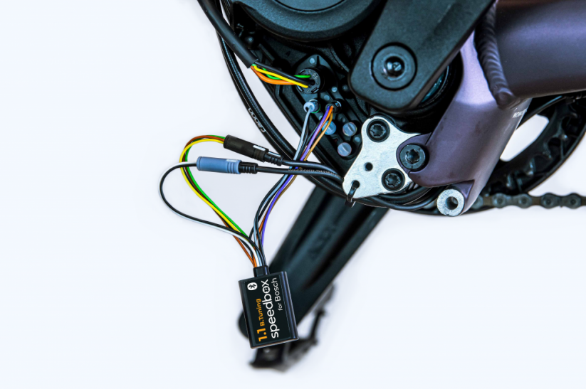 Module SpeedBox 1.1 monté sur un moteur Bosch Performance Line CX Smart System