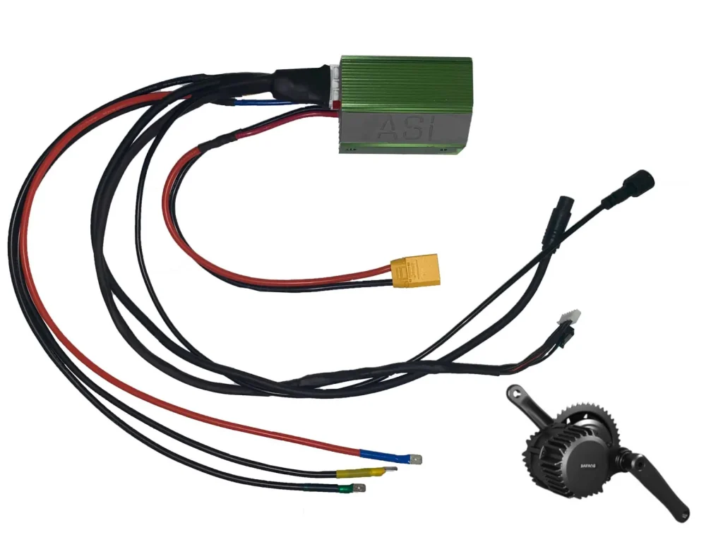 Kit contrôleur Bafang BBSHD ASI BAC855 : le contrôleur, le faisceau avec fiches Bafang et le câble batterie XT90, présentés avec un moteur Bafang BBSHD