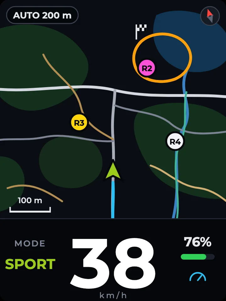 Écran carte du Dash Pro avec routes, chemins forestiers et trace du pilote